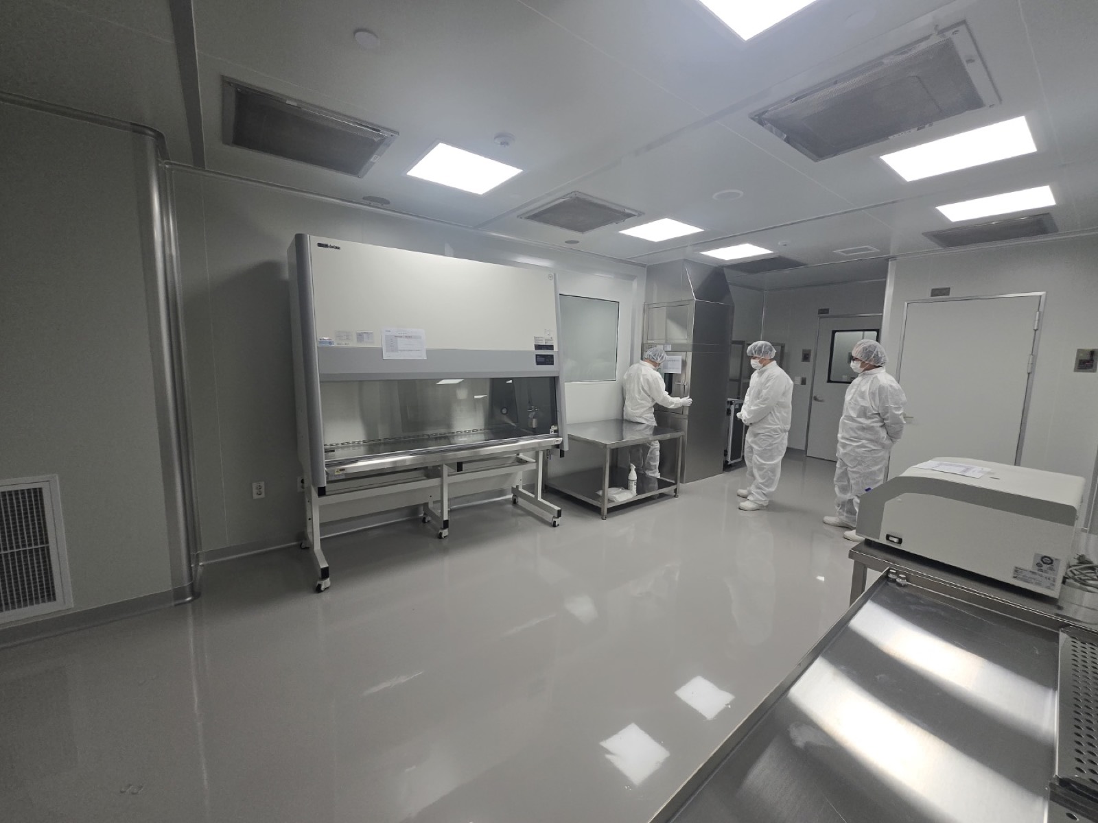 GMP cleanroom aseptic cell culture