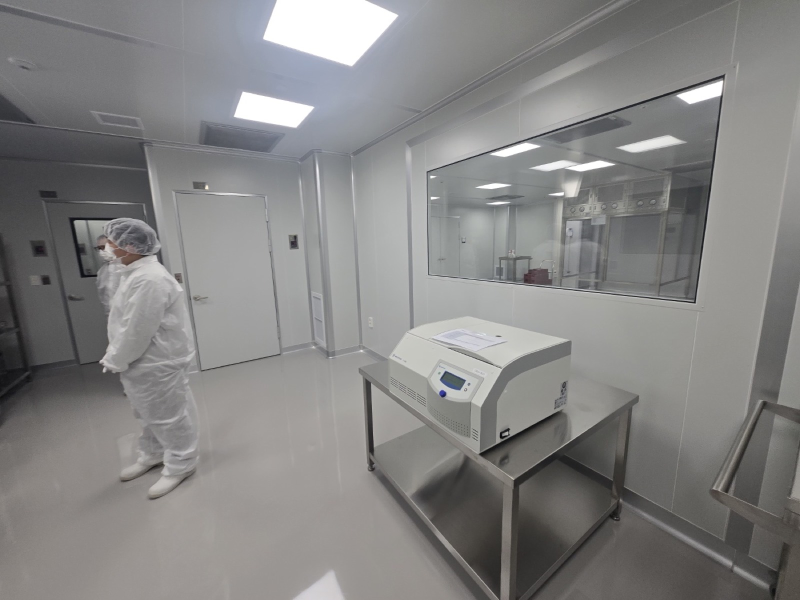 Cleanroom observation window and QC equipment